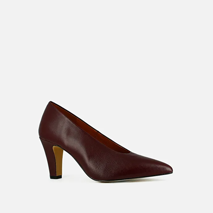 Pumps with pointed-toe pumps in burgundy leather